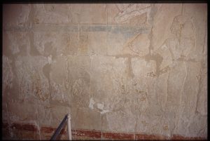 Veggmaleri i Hatshepsuts tempel kan være overleveringen av Moses til det egyptiske hoff.